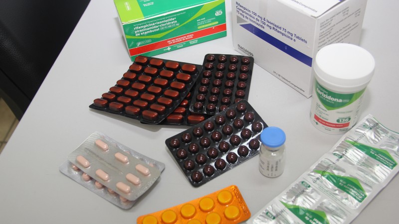 Medicamentos para tratar tuberculose dispostos na mesa